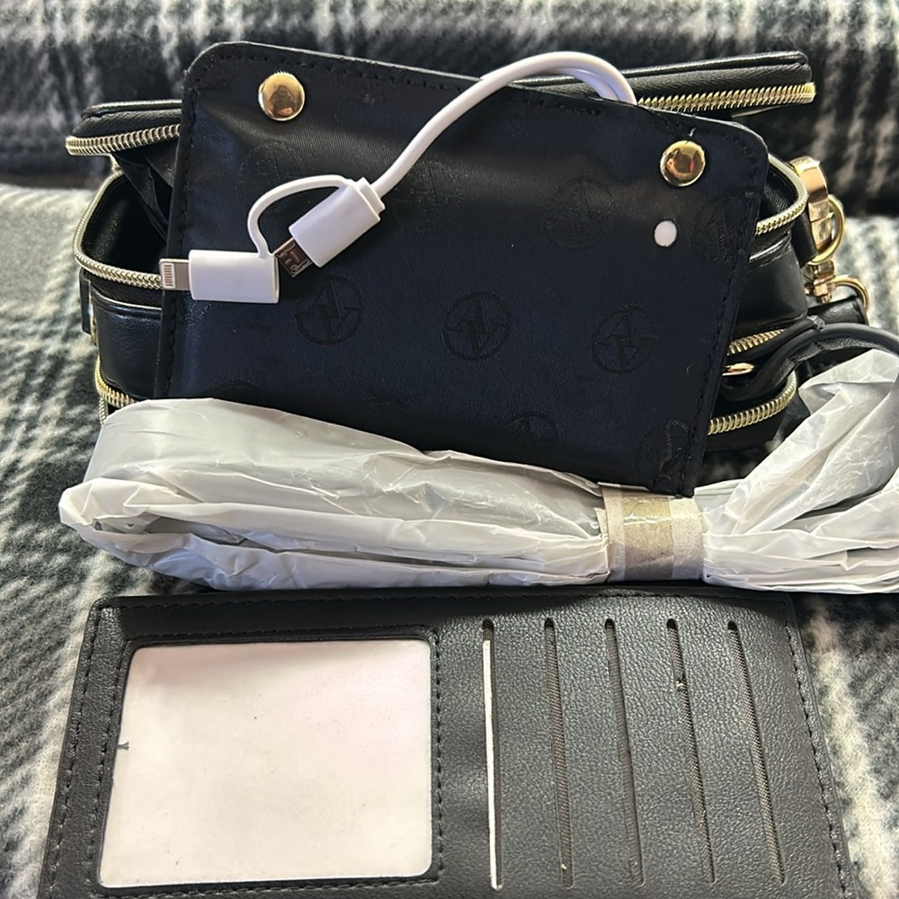 COPY - Adrienne Vittadini Studio  Cross body with charging pack - Picture 8 of 16